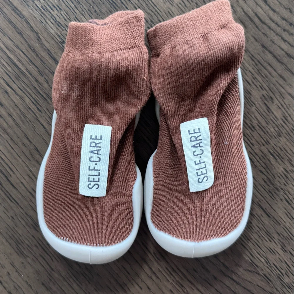 BRAND NEW 6-12M (18/19) Baby Shoe Socks in Brown and White